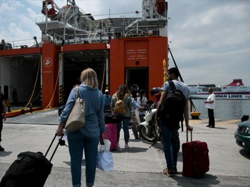 Τριήμερο Αγίου Πνεύματος: Πάνω από 17.000 επιβάτες αναχώρησαν από το λιμάνι Πειραιά