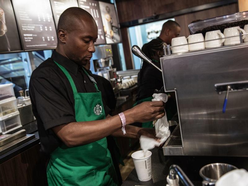 Starbucks: Απαγορεύουμε στους υπαλλήλους να φοράνε ο,τιδήποτε υποστηρίζει το «Black Lives Matter»