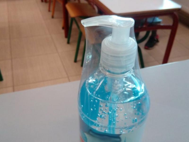 Απίστευτο περιστατικό σε σχολείο: Έβαλαν αντισηπτικό στο νερό συμμαθητών τους 