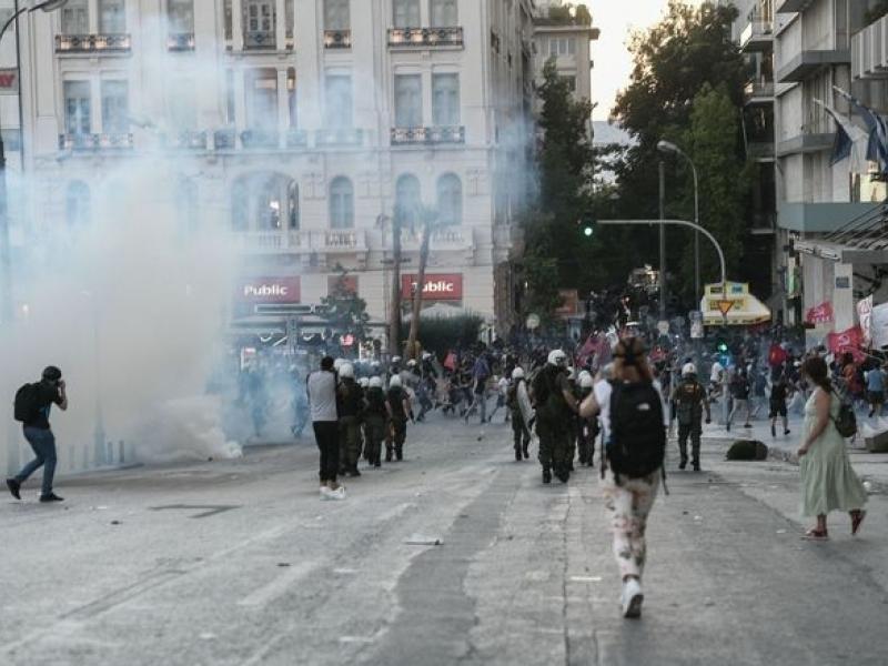 Η νέα εποχή Χρυσοχοΐδη: Αστυνομικοί πέφτουν με τις μηχανές σε διαδηλωτές [βίντεο]