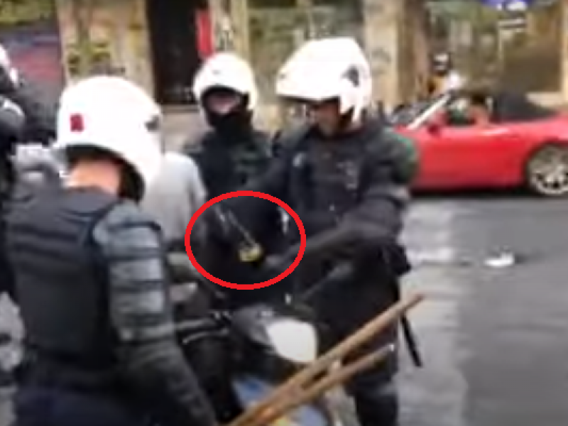Επεισόδια ΑΣΟΕΕ: Ερωτήματα προκαλεί βίντεο με αστυνομικούς - «Φύτεψαν» μολότοφ σε σακίδιο συλληφθέντων;