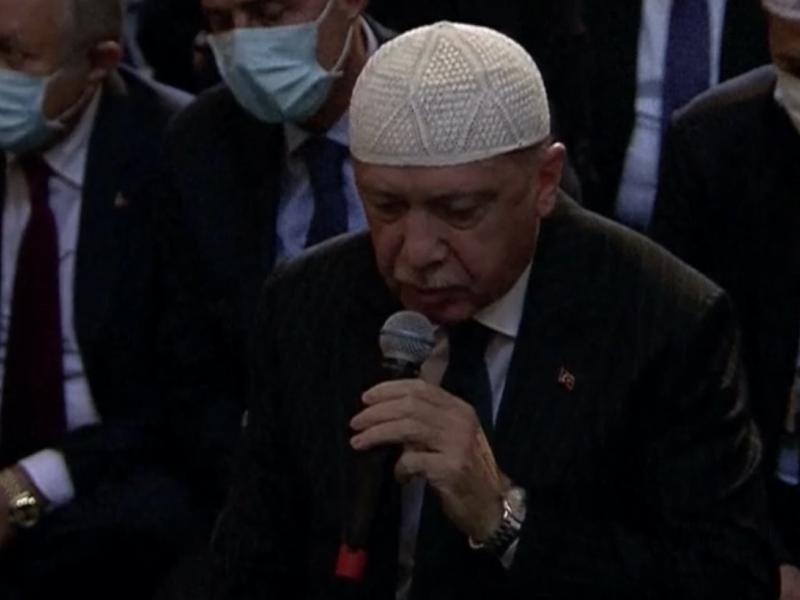 Ο Ερντογάν προσεύχεται στην Αγία Σοφία (Video)