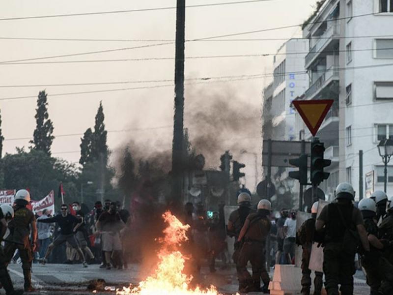 Για το άγριο χτύπημα της διαδήλωσης της 9 Ιούλη και για την τακτική της εικονικής «σύγκρουσης»