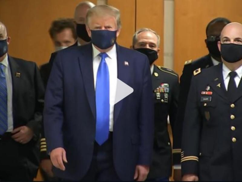 Για πρώτη φορά ο Ντόναλντ Τραμπ φορά προστατευτική μάσκα