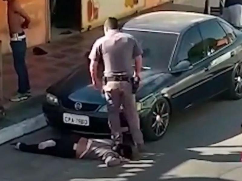 Σάλος στη Βραζιλία με βίντεο που δείχνει αστυνομικό να ποδοπατά στο λαιμό μαύρη γυναίκα