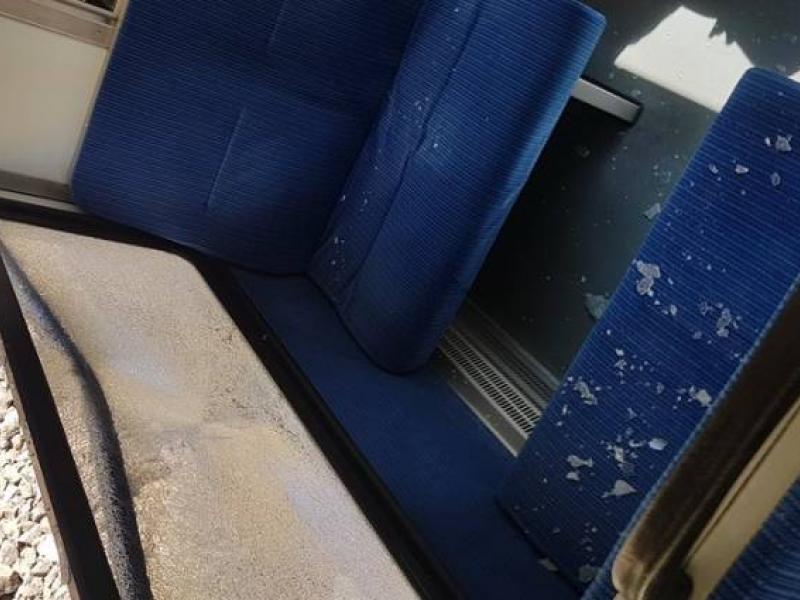Αχαΐα: Βράχια έπεσαν πάνω σε τρένο και τραυμάτισαν επιβάτες (Φωτογραφίες)