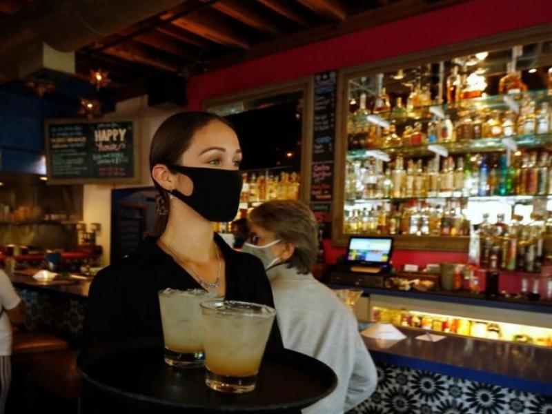 Επεσαν πρόστιμα έως 15.000 ευρώ για όρθιους σε μπαρ στη Κρήτη