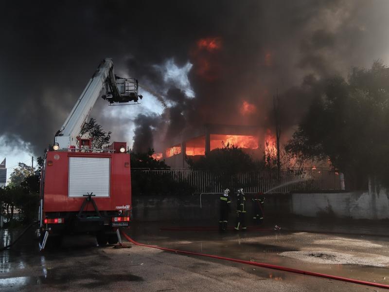 Φωτιά στη Μεταμόρφωση: Συνεχίζεται η μάχη των πυροσβεστών - Τμήμα του εργοστασίου κατέρρευσε
