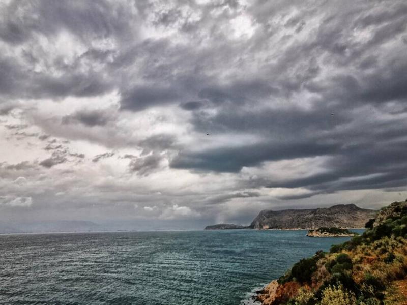 Κόντρα μετεωρολόγων για μετά τον καύσωνα: «Έρχονται επικίνδυνες καταιγίδες αύριο» – «Κάπου να υπάρχει και ένα μέτρο»