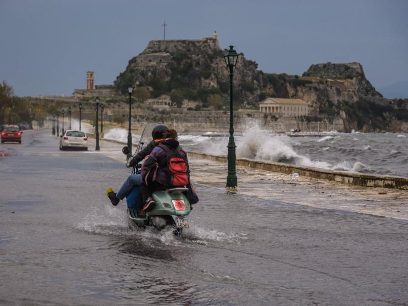 Κέρκυρα: Προβλήματα στο οδικό δίκτυο και πτώσεις δέντρων λόγω κακοκαιρίας