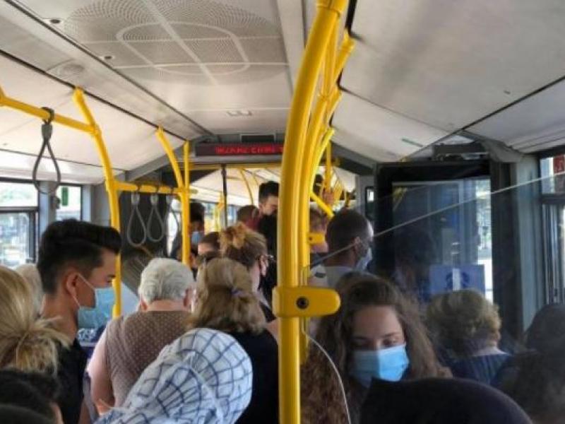 Εκάλη: Έφτυσαν οδηγό λεωφορείου επειδή τους ζήτησε να φορέσουν μάσκα (Video)