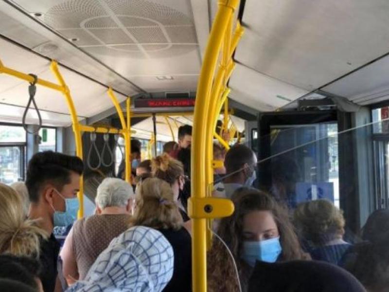 Εκάλη: Έφτυσαν οδηγό λεωφορείου επειδή τους ζήτησε να φορέσουν μάσκα (Video)