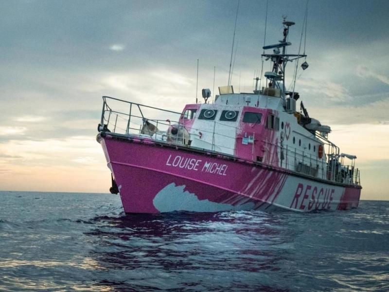 Έκκληση για βοήθεια από το πλοίο διάσωσης του Banksy - Μεταφέρει τραυματίες και νεκρό