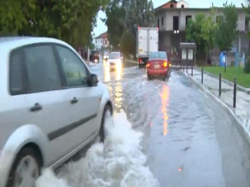 Θεσσαλονίκη: Σοβαρά προβλήματα από την κακοκαιρία -Εγκλωβίστηκαν κάτοικοι σε σπίτια και οχήματα