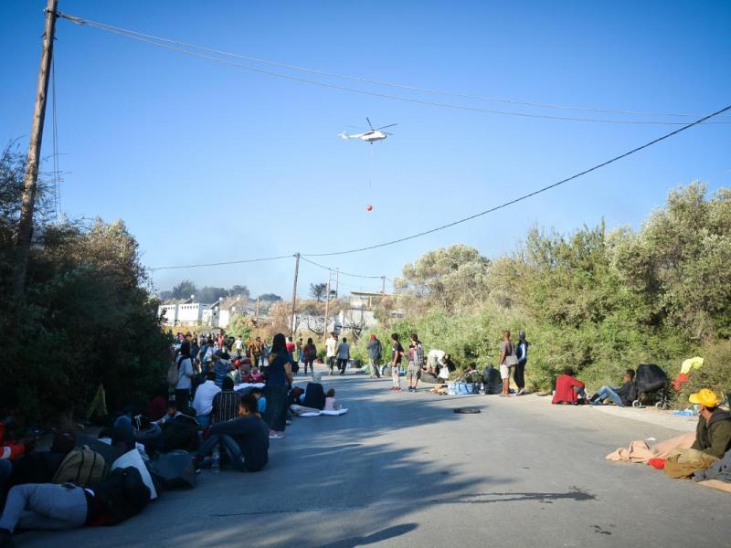 Μόρια: Στον δρόμο κοιμούνται χιλιάδες πρόσφυγες (Φωτογραφίες - Video)