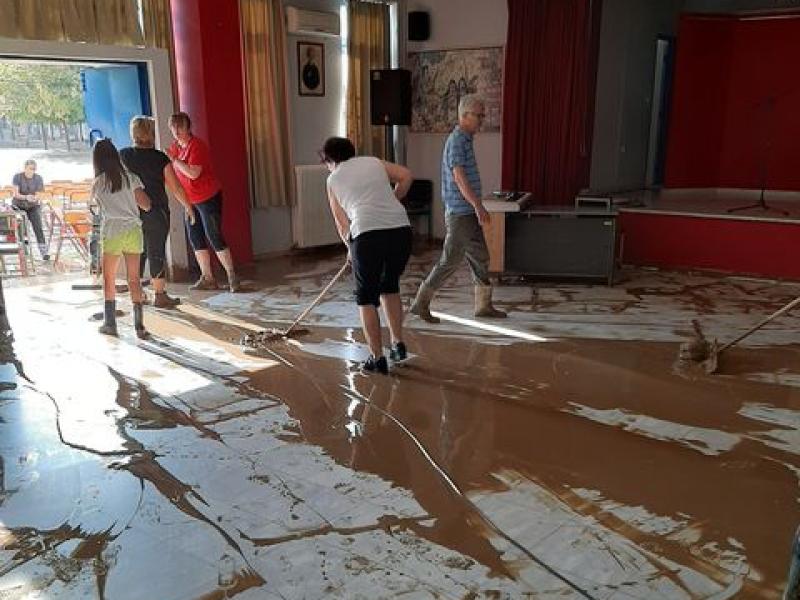 Μαθητές, εκπαιδευτικοί, γονείς και προσωπικό καθαριότητας βγάζουν τόνους λάσπης από το 5ο Δημοτικό Καρδίτσας (Εικόνες)