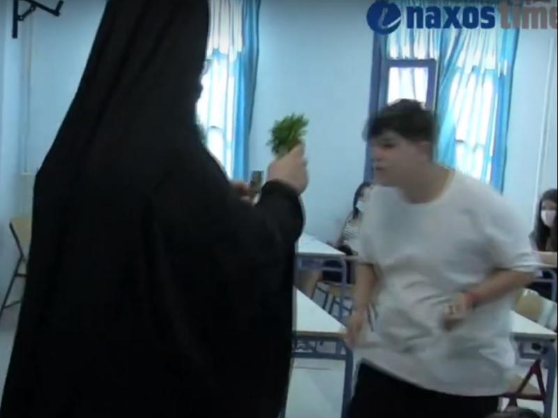 Αγιασμός σε σχολείο στη Νάξο: Μαθητές βγάζουν τη μάσκα και φιλούν τον σταυρό (Video)