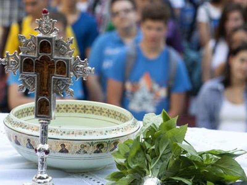 Ιερέας σε αγιασμό σε σχολείο στην Κοζάνη: «O κορονοϊός δεν κολλάει αν φιλήσεις τον σταυρό»
