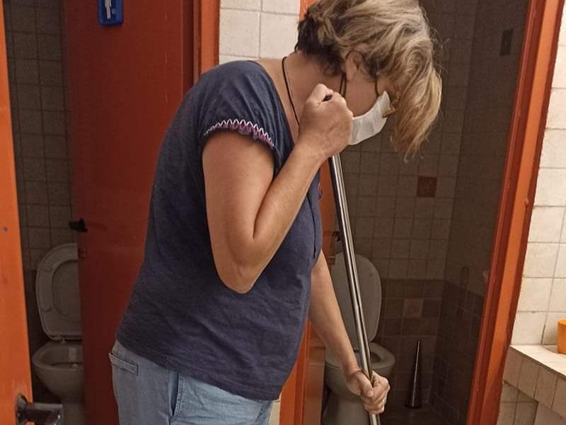 «Δεν είμαι θυμωμένη γιατί σφουγγαρίζω το σχολείο μου είμαι θυμωμένη γιατί μου λένε ψέματα... »
