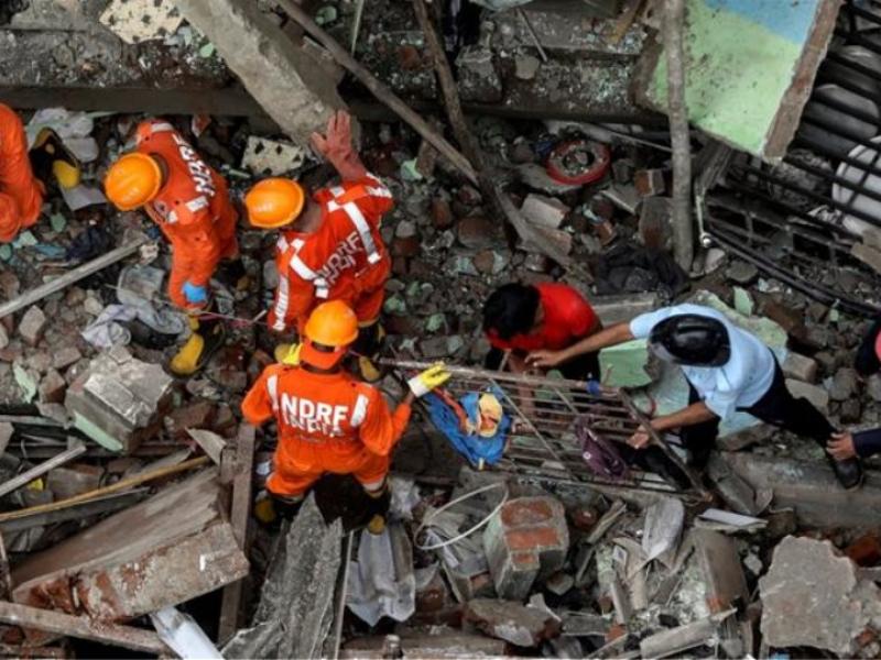 Ινδία: Στους 35 αυξήθηκε ο αριθμός των νεκρών από κατάρρευση κτιρίου