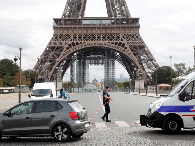 Μαχητικό αεροσκάφος που έσπασε το φράγμα του ήχου η... ισχυρή έκρηξη στο Παρίσι