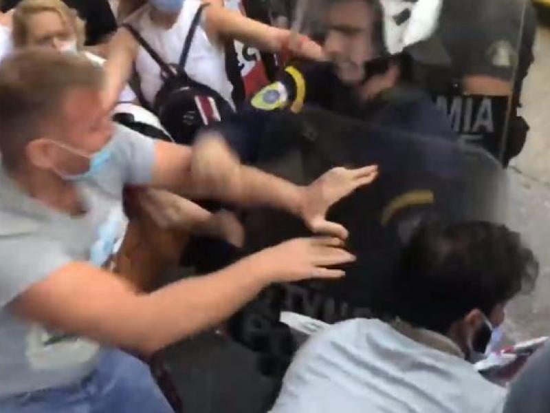 Χημικά και ξύλο στους «ήρωες με τις άσπρες μπλούζες»