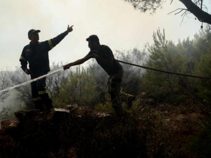 Φωτιά στον Ασπρόπυργο - Δεν απειλούνται κατοικίες