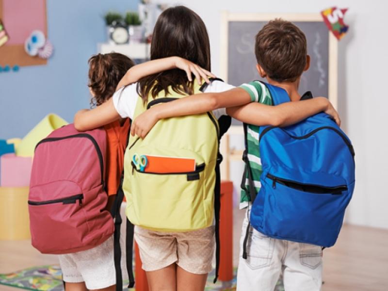 Δήμος Κερατσινίου- Δραπετσώνας: Σχολικές τσάντες για τις ευπαθείς οικογένειες της δομής παροχής συσσιτίου
