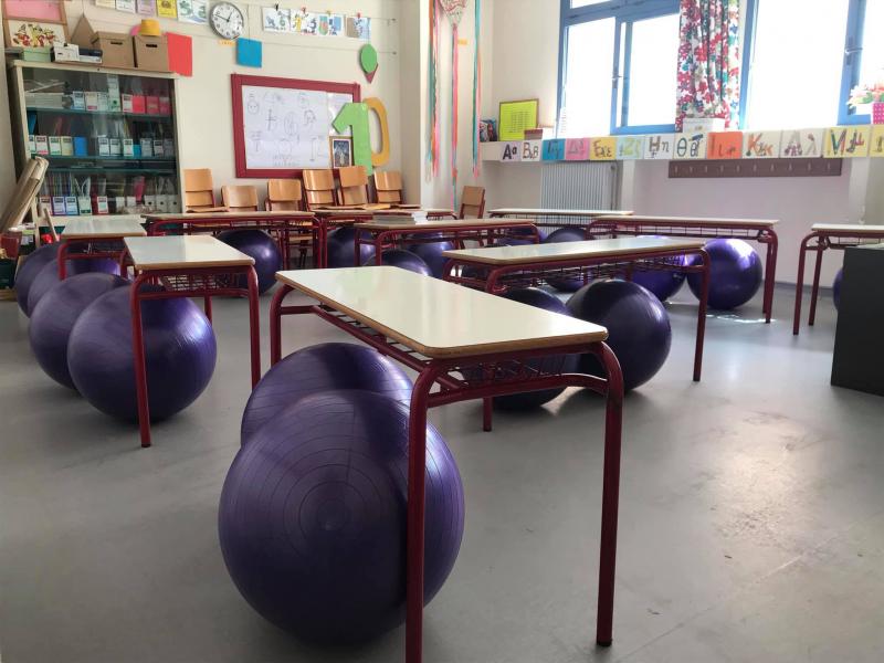 Καινοτομία σε δημοτικό σχολείο στα Τρίκαλα: Μπάλες πιλάτες αντί για καρέκλες για τους μαθητές (Φωτογραφίες)