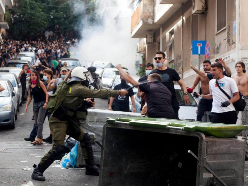 Καταγγελία: Άνδρες των ΜΑΤ έριξαν βομβίδες κρότου-λάμψης σε γονείς μαθητών μπροστά σε δημοτικό σχολείο