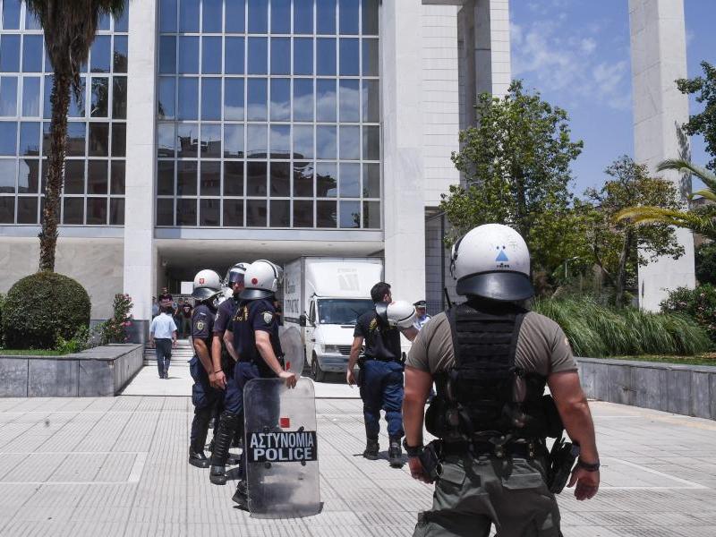 Θετικός στον κορονοϊό αστυνομικός που συμμετείχε στα μέτρα για την δίκη της Χρυσής Αυγής