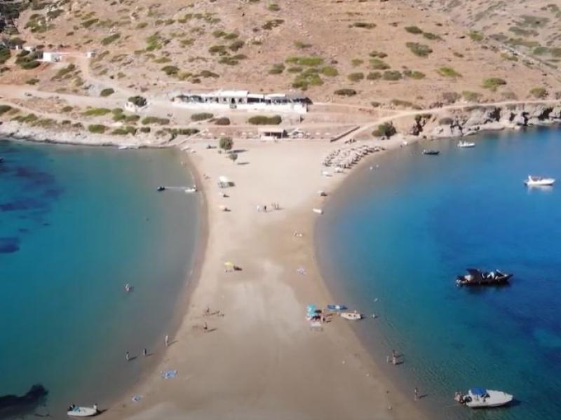 Η εντυπωσιακή δίδυμη παραλία, μία από τις ωραιότερες των Κυκλάδων από ψηλά (Βίντεο)