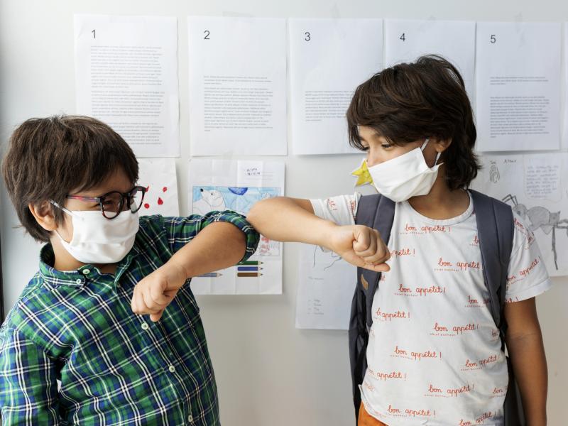Κορονοϊός - Έρευνα: Οι μαθητές νοσούν πιο ελαφρά και μεταδίδουν λιγότερο τον ιό