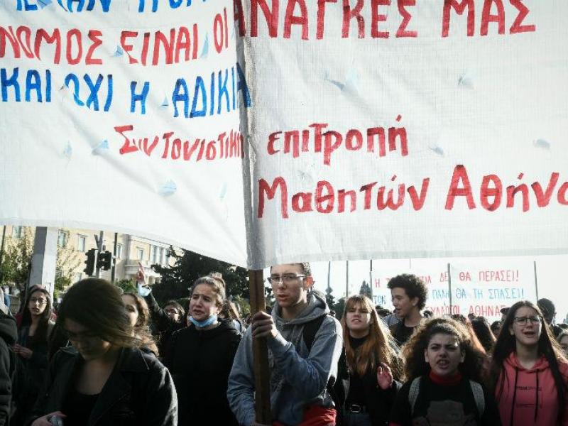 «Κεραμέως παραιτήσου» - Ξεπερνούν τις 10.000 οι υπογραφές μαθητών