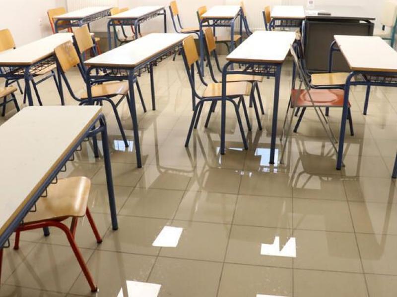 Κακοκαιρία – Πλημμυρισμένα σχολεία: «Τα κοντέινερ Μπακογιάννη αντί να στολίζουν, πλημμυρίζουν»
