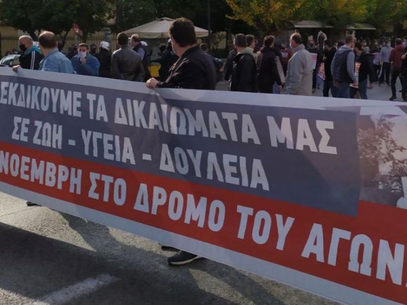 Πολυτεχνείο: Το ΚΚΕ «έσπασε» την απαγόρευση κι έκανε πορεία (Videos)