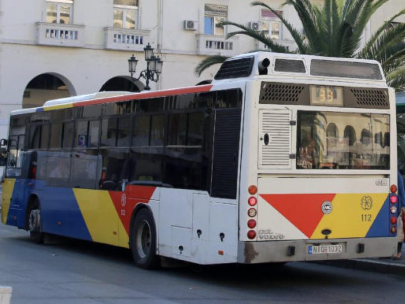 Θεσσαλονίκη: Ανήλικοι επιτέθηκαν σε 19χρονους σε λεωφορείο – Πέταξαν αναμμένο πυρσό, απείλησαν τον οδηγό