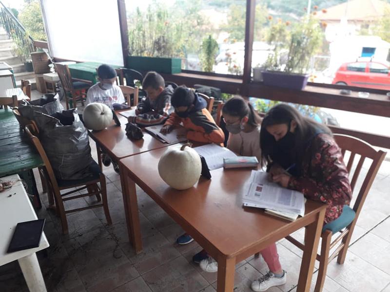 Εικόνα της τηλεκπαίδευσης: Πέντε παιδιά στο κρύο, στο καφενείο του χωριού, με ένα τηλέφωνο