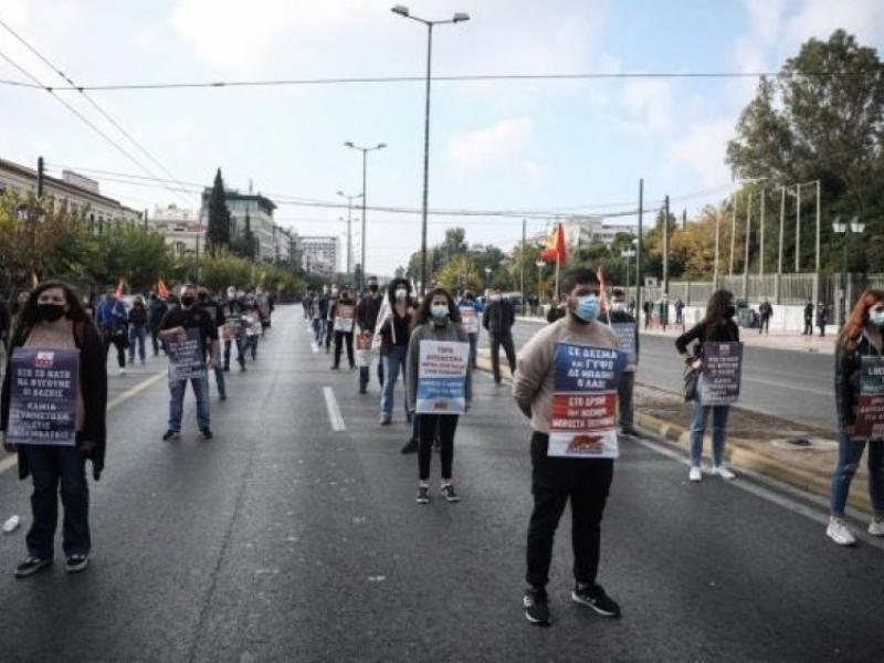 Πολυτεχνείο: Εκπαιδευτικοί καταγγέλλουν τον αυταρχισμό της κυβέρνησης στη συμβολική συγκέντρωση στην Αθήνα