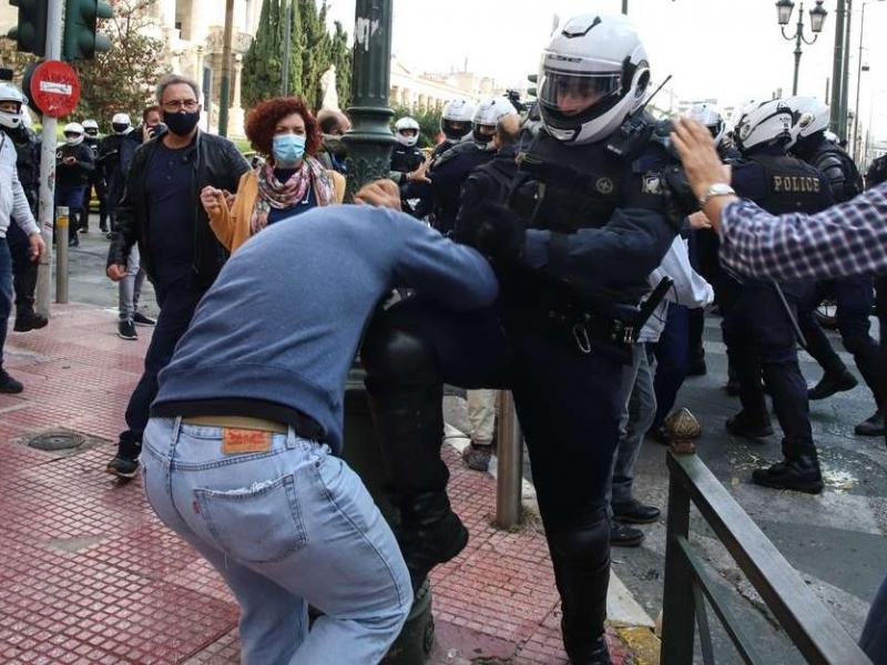 Πολυτεχνείο: Σφοδρές αντιδράσεις από την αντιπολίτευση για το όργιο καταστολής στο κέντρο της Αθήνας