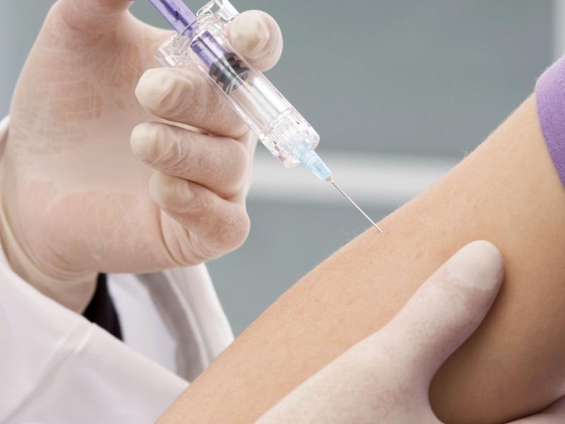 Εμβόλιο κορονοϊού: Συνδυασμό διαφορετικών δόσεων εγκρίνει η Βρετανία