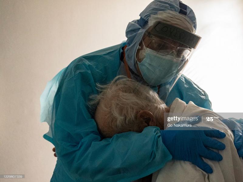 Κορονοϊός: Γιατρός αγκαλιάζει τον ηλικιωμένο ασθενή στο Τέξας