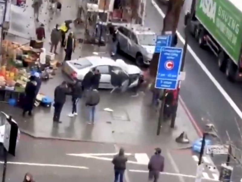 Λονδίνο: Αυτοκίνητο έπεσε πάνω σε πλήθος – Πληροφορίες για τραυματίες