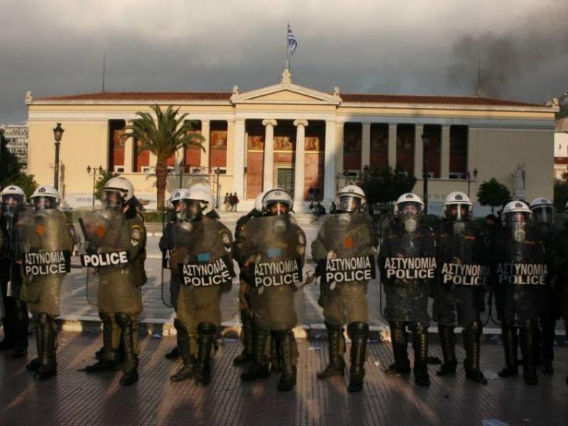 Γερμανικός Τύπος για Ελλάδα: «Παντού αστυνομικοί, πουθενά γιατροί»