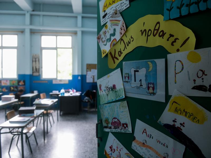 Σχολεία - Κορονοϊός: Έκρηξη κρουσμάτων αν δεν κλείσουν άμεσα