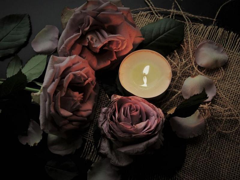 θάνατος, κερί τριαντάφυλλα