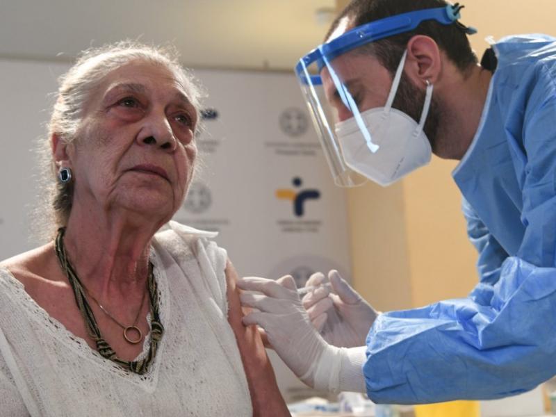Εμβόλιο κορονοϊού: Ξεκίνησε ο εμβολιασμός για τους άνω των 85 ετών