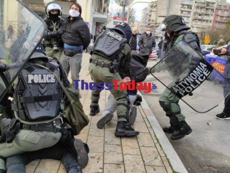 Αλλαγές ΑΕΙ: Αστυνομικοί έριξαν χημικά στους φοιτητές στη Θεσσαλονίκη