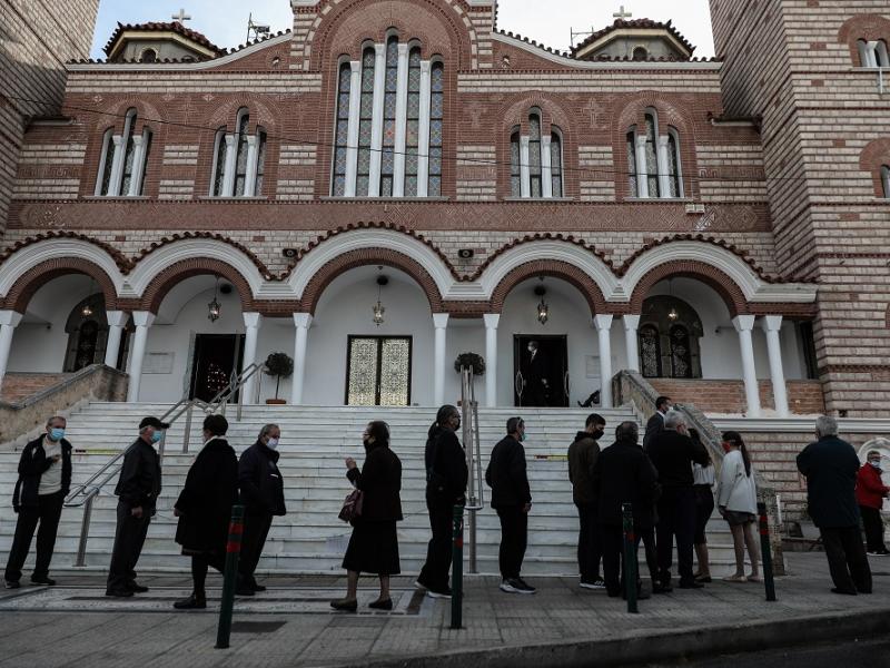 Θεοφάνια: Συνωστισμός σε εκκλησίες εν μέσω lockdown