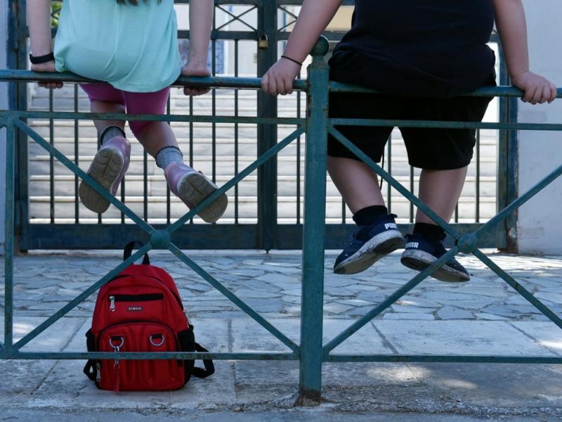 Σχολεία: Πάνω από 6.000 κενά εκπαιδευτικών αλλά η Υπουργός ...είναι αλλού!